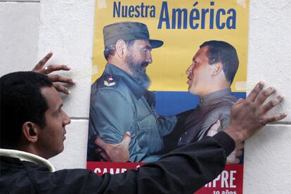 Un hombre pega en La Habana un cartel relativo a la visita de Chávez a Cuba.