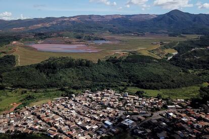 Um bairro residencial de Congonhas, cidade de Minas Gerais, rodeado por 23 barragens de resíduos de mineração.