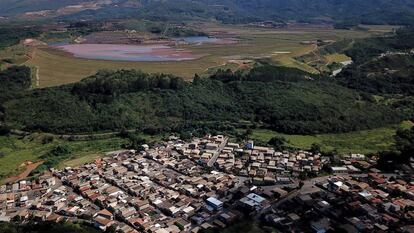 Um bairro residencial de Congonhas, cidade de Minas Gerais, rodeado por 23 barragens de resíduos de mineração.