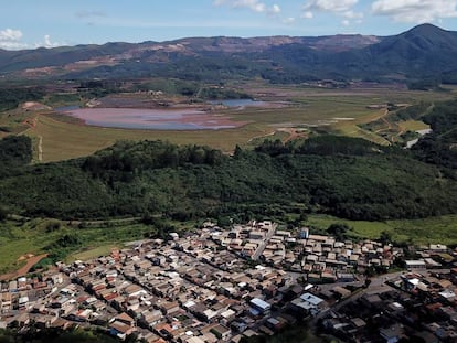 Um bairro residencial de Congonhas, cidade de Minas Gerais, rodeado por 23 barragens de resíduos de mineração.