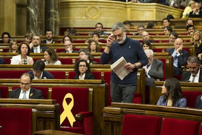 Carles Riera, de la CUP, se acerca a la tribuna para intervenir durante la sesión de investidura en el Parlament de Cataluña, el 22 de marzo.
