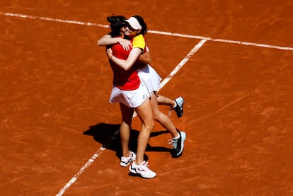 Cristina Busca y Sara Sorribes se abrazan tras ganar el bronce en dobles de tenis.