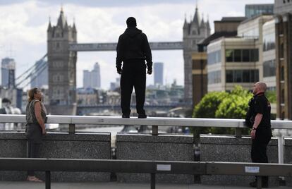 La policía intenta convencer a un hombre de que no salte del London Bridge, en un intento de suicidio en Londres (Reino Unido), el 31 de julio de 2017.