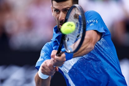 Djokovic restituisce un rovescio contro Lehecka.