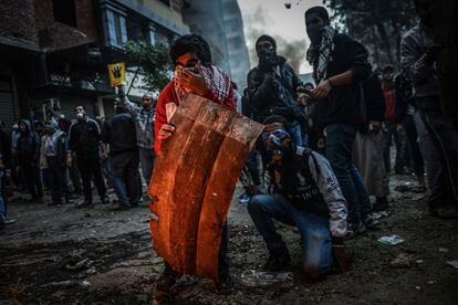 Manifestación antigubernamental en un barrio de El Cairo después de la oración del viernes.