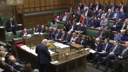 Boris Johnson, de espaldas, habla este martes en el Parlamento británico.