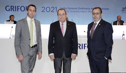 El presidente de Grifols, Víctor Grifols, junto a los consejeros delegados Raimon Grifols y Víctor Grifols Deu.