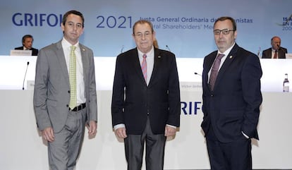 El presidente de Grifols, Víctor Grifols, junto a los consejeros delegados Raimon Grifols y Víctor Grifols Deu.
 
 