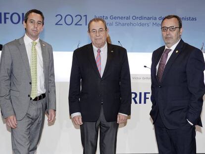 El presidente de Grifols, Víctor Grifols, junto a los consejeros delegados Raimon Grifols y Víctor Grifols Deu.
 
 