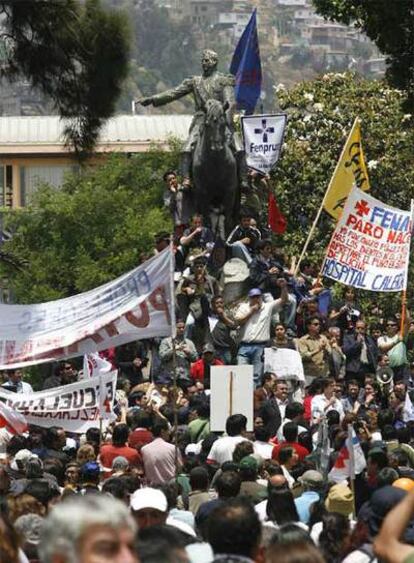 Protesta huelguista en las calles de Valparaíso, ayer.