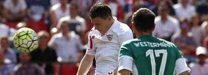 Gameiro cabecea para marcar.