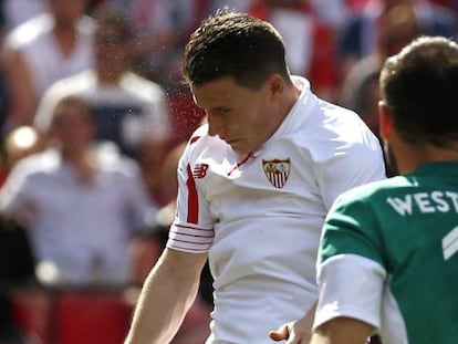 Gameiro cabecea para marcar.