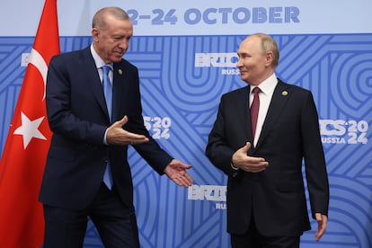 Vladimir Putin saluda a Tayyip Erdogan, este miércoles en Kazán, durante la cumbre de los BRICS.