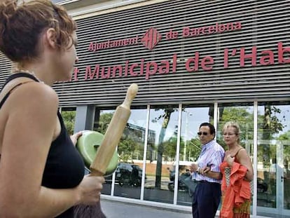 Una afectada por el derribo de las casas protesta ante el Patronato Municipal de la Vivienda.