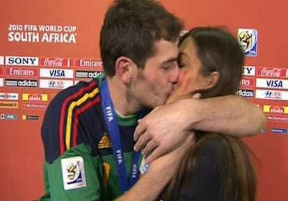 El portero de la selección española de futbol, Iker Casillas, besa a su novia la reportera de Telecinco, Sara Carbonero, mientras esta lo estaba entrevistando en directo, tras el partido de la final de la Copa del Mundo de Sudáfrica 2010, donde España gano a Holanda por 1- 0, a cuatro minutos del final de la prórroga, en el estadio Soccer City, en Johanesburgo.