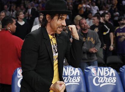 El vocalista de los Red Hot Chilli Peppers, Anthony Kiedis, disfruta con la victoria de los Lakers.