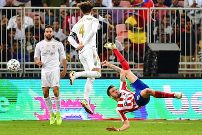 Saúl Ñíguez intenta una chilena, durante la final de la Supercopa. 