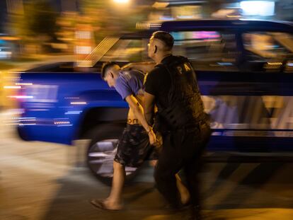 Un policía detiene a un hombre sospechoso de haber participado en un homicidio en Rosario, Argentina