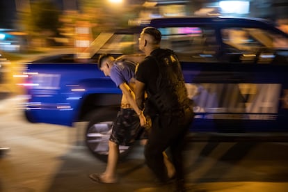 Un policía detiene a un hombre sospechoso de haber participado en un homicidio en Rosario, Argentina
