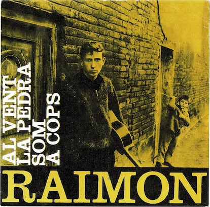 En 1963, Raimon publica su primer disco, 'Al vent'. A partir de una fotografía de Oriol Maspons, Fornas imprime su sello personal en la portada, fijando un estilo que desarrollará en sus trabajos sucesivos.
