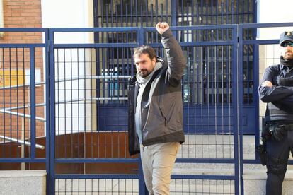 L'alcalde de Celrà, Dani Cornellà, sortint de la comissaria.