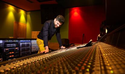 Emilio Mercader trabajando en un estudio de grabación, en una imagen cedida por el productor. PEDRO WALTER