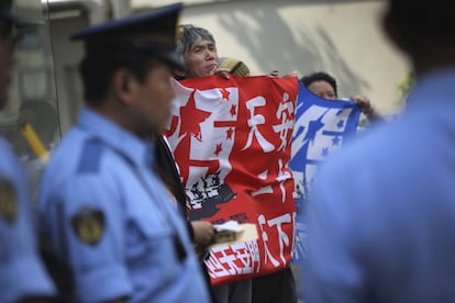 Amnistía Internacional ha detallado que entre los arrestados hay 18 activistas acusados de delitos penales, dos destacados abogados de derechos humanos", y 20 personas en arresto domiciliario, incluida Ding Zilin, portavoz de las Madres de Tiananmen. En la imagen, una protesta junto a la embajada de China de Tokio (Japón), 4 de junio de 2014.