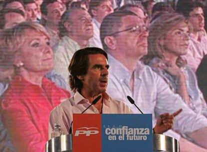 El ex presidente del Gobierno, José María Aznar, durante su intervención en el mítin del PP celebrado en el Parque de la M-30