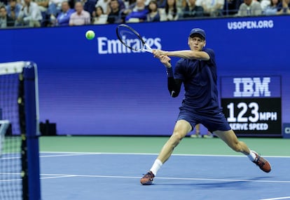 Sinner maniobra durante el partido contra Bublik en la Arthur Ashe.