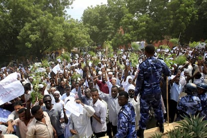 Sudaneses gritan soflamas antiestadounidenses frente de la embajada de Alemania en Jartum.
