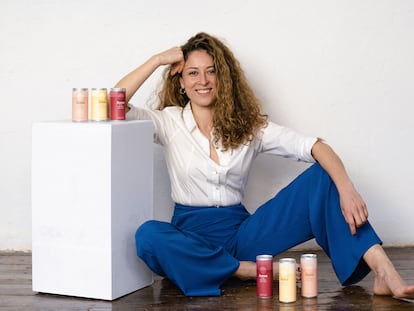 Sana Khouja, fundadora de Mindful Drinkers, con latas de Zeena.