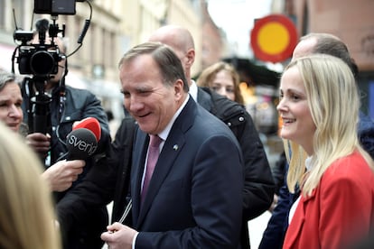 El primer ministro sueco, Stefan Löfven, habla con la prensa en Estocolmo antes de presentar su dimisión este miércoles.