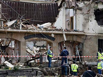 Estado en que quedó tras una bomba del etarra Martitegi el cuartel de Legutiano, donde murió un guardia civil.