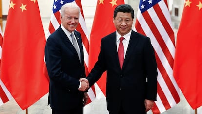 Joe Biden y Xi Jinping se saludan en un encuentro en Pekín en 2013.