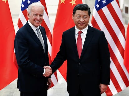 Joe Biden y Xi Jinping se saludan en un encuentro en Pekín en 2013.