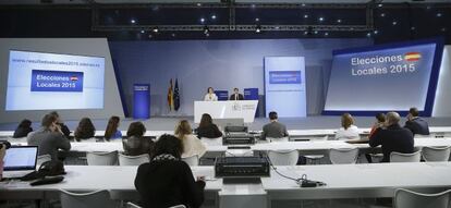 La secretaria de Estado de Comunicación, Carmen Martínez Castro, y el subsecretario del Ministerio del Interior, Luis Aguilera, durante la rueda de prensa que han ofrecido esta mañana en el Centro de Datos de IFEMA, en Madrid, para informar sobre el dispositivo previsto y los horarios de las comparecencias ante los medios con motivo de las Elecciones Locales 2015.