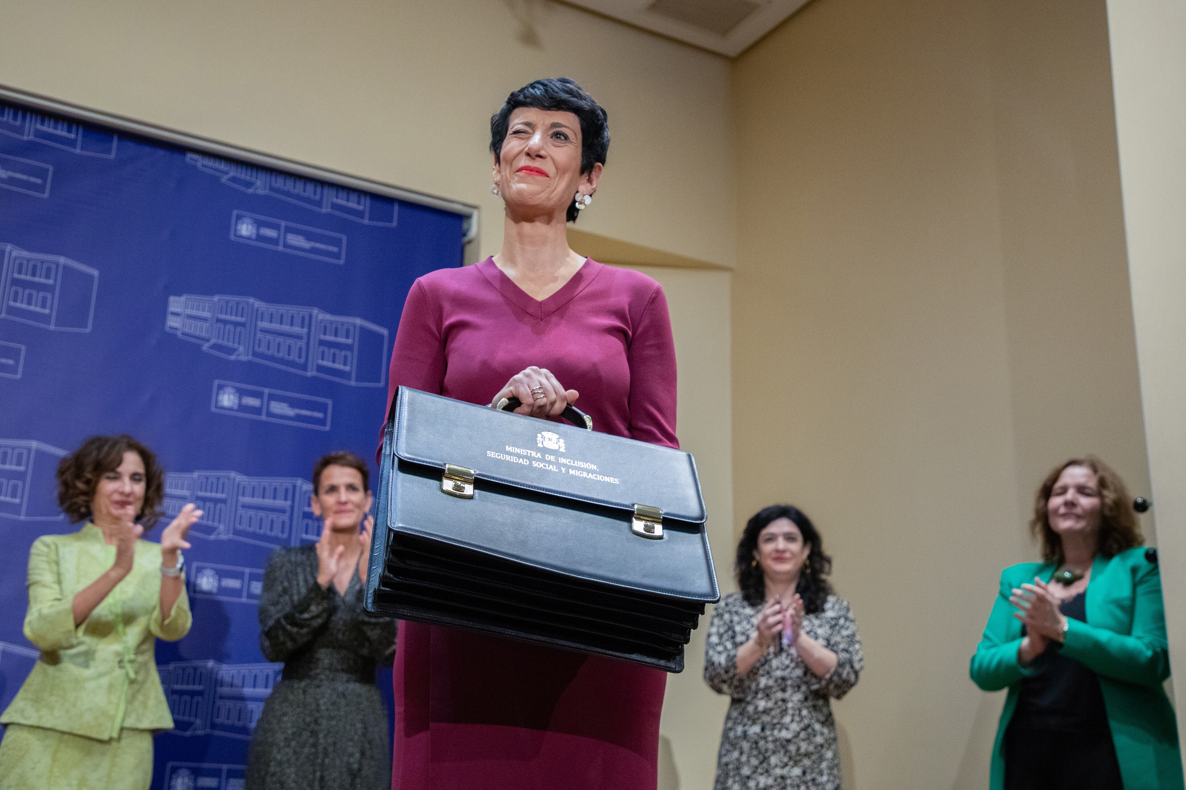 La hasta ahora portavoz del PSN en el Ayuntamiento de Pamplona, Elma Saiz, tras recibir la cartera del hasta ahora ministro de Inclusión, Seguridad Social y Migración, José Luis Escrivá, en la sede del Ministerio de Seguridad Social.