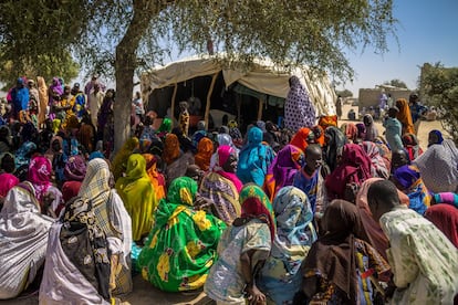 Chad es uno de los países más pobres del mundo. Se sitúa casi al final en la clasificación de índice de desarrollo humano, en la posición 186 sobre un total de 188 Estados. En la imagen, mujeres desplazadas del campo de Magui, en la región del Lago Chad.