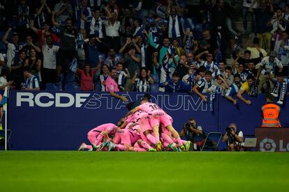 Los jugadores del Espanyol celebran el único gol de su partido ante el Valladolid, obra de Joselu.