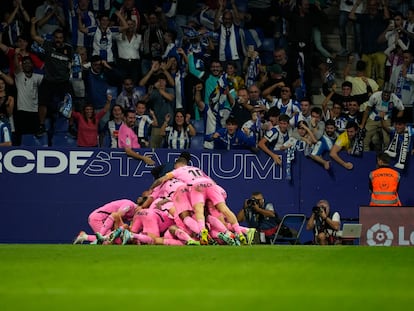 Los jugadores del Espanyol celebran el único gol de su partido ante el Valladolid, obra de Joselu.