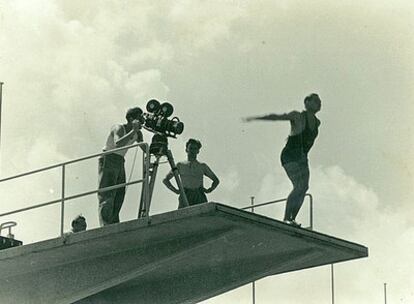 Hans Ertl, tras la cámara, en un momento del rodaje de <i>Olympia,</i> filme de Leni Riefenstahl sobre los Juegos Olímpicos de Berlín en 1936.