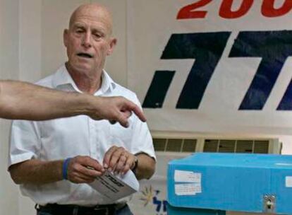 El diputado Ami Ayalon prepara su voto en las primarias del Partido Laborista ayer en la ciudad de Geva Carmel.