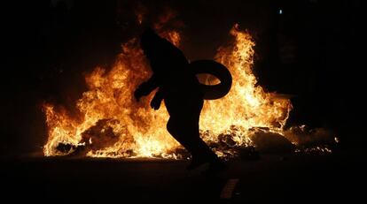 Protestors burn tires and pallets at Ifema.