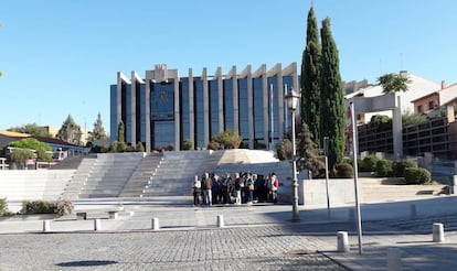 Un grupo de turistas frente al Ayuntamiento de Navalcarnero, este miércoles.