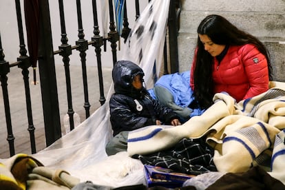 Solicitantes de asilo acampados frente a la sede del Samur Social, en Madrid, ante el colapso del sistema de acogida en el invierno de 2019.