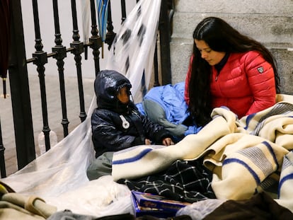 Solicitantes de asilo acampados frente a la sede del Samur Social, en Madrid, ante el colapso del sistema de acogida en el invierno de 2019.