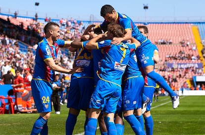 Los jugadores del Levante UD celebran un tanto contra el Atlético de Madrid en 2012.