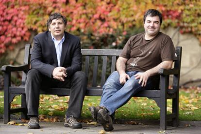 Andre Geim (izquierda) y Konstantin Novoselov, premios Nobel de Física, ayer en los jardines de la Universidad de Manchester.