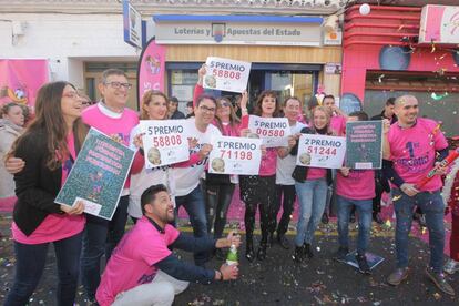 Trabajadores de la administración muciana de El Perolo de San Pedro de Pinatar celebran el primer, segundo y quinto premio.