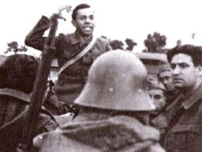 El poeta Miguel Hernández arenga a las tropas en la Guerra Civil.